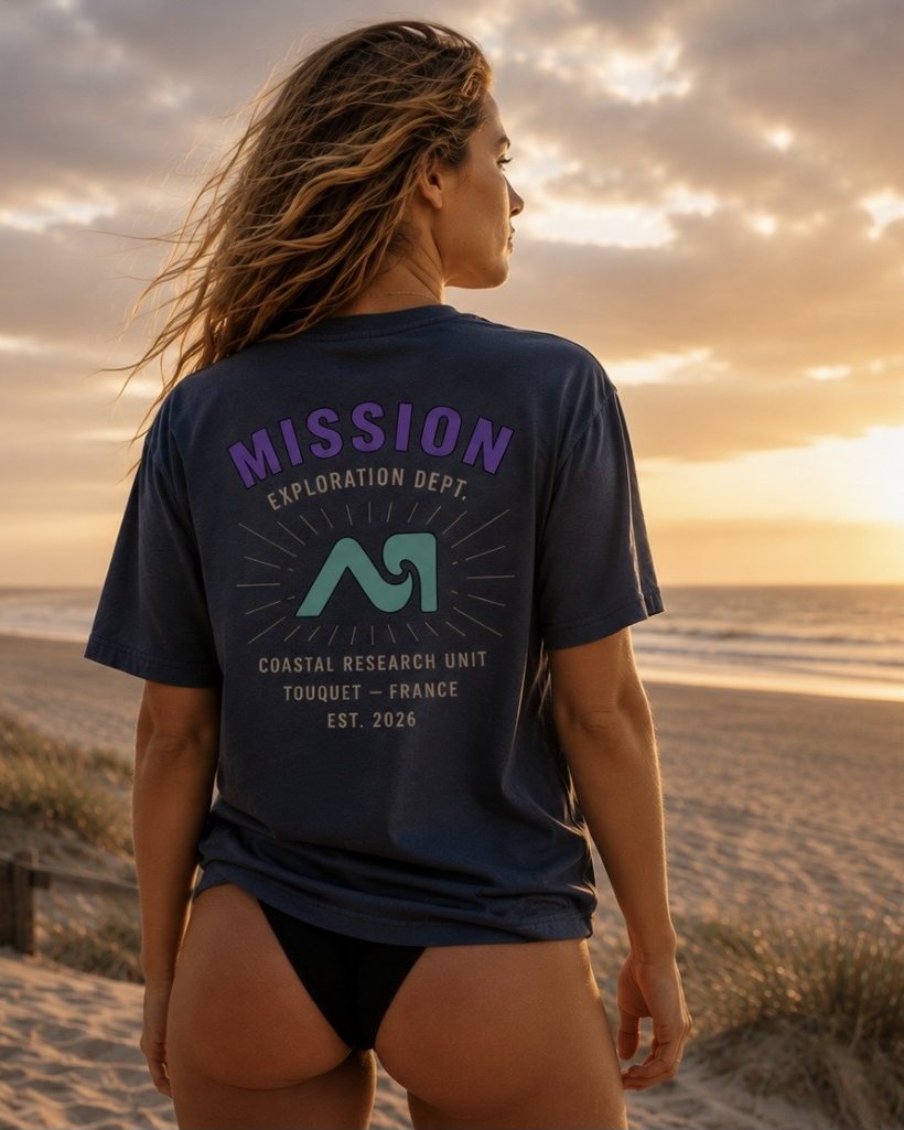 T-shirt Mission Exploration Dept. North Sea Blue porté sur la plage, blason au dos