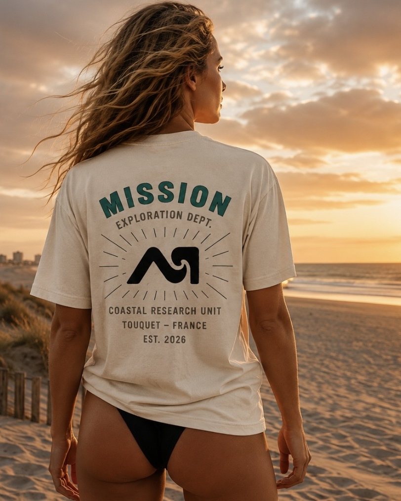 T-shirt Mission Exploration Dept. Sand porté sur la plage, blason au dos